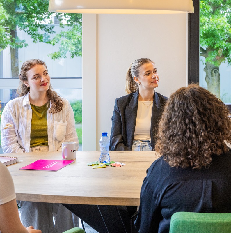 3 luisterende mensen - foto bij pagina over traineeship